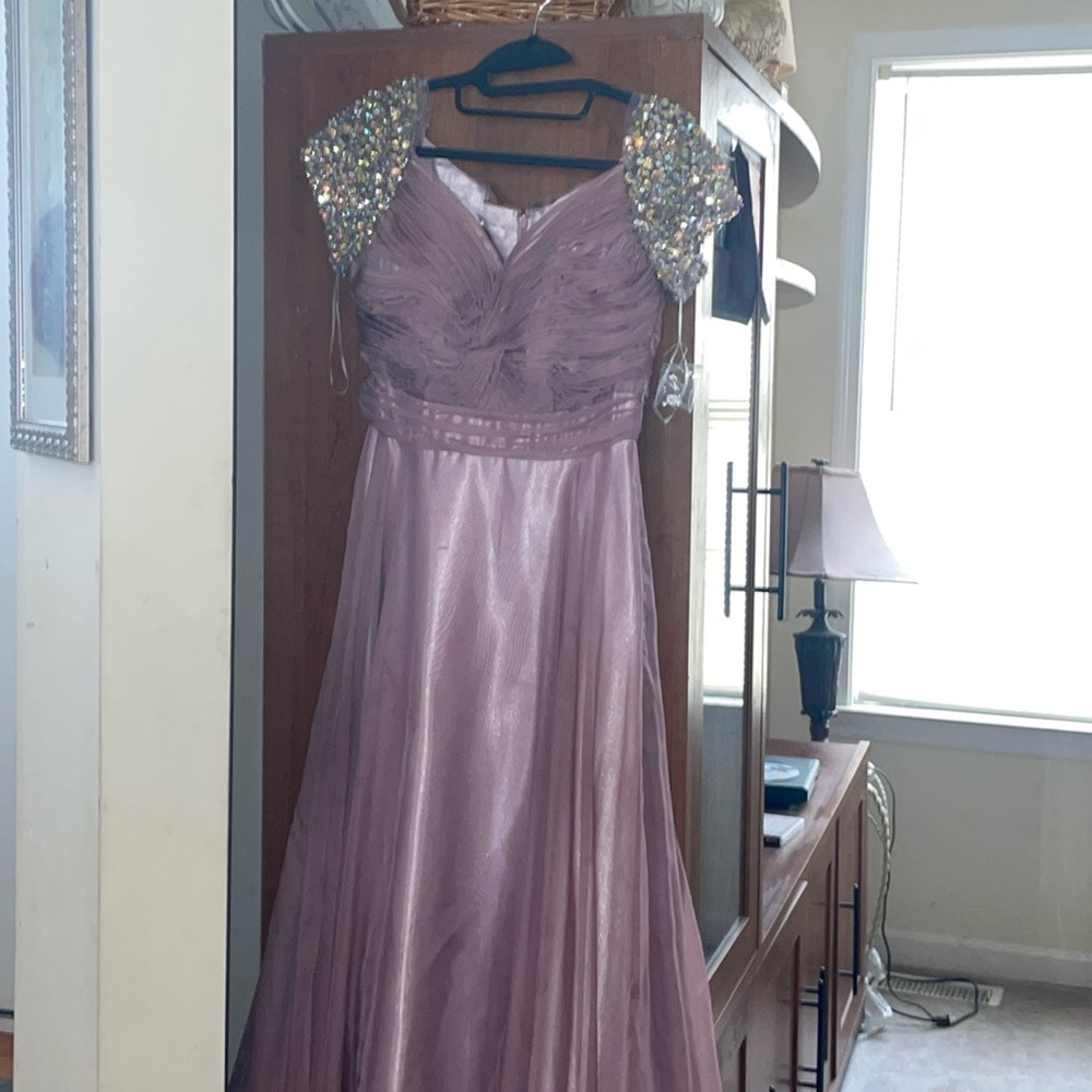 Was made in China, fits like someone who is a dress size 6. Use a zipper to fit.